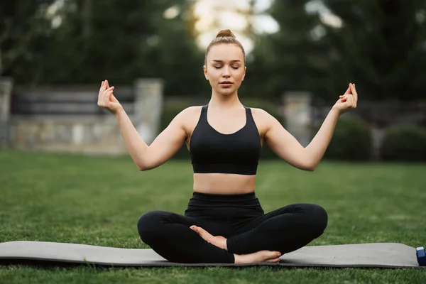 Jóga Venku Šťastná Žena Cvičí Jógu Medituje Parku Meditace Jógy — Stock fotografie