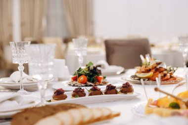 Şenlik sofrasında lezzetli yemeklerle servis edilen ziyafet.