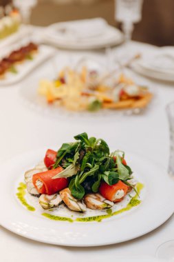 Balık, kırmızı balık, krem peynir ve otlu deniz ürünleri salatası.