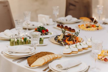 Balık tabağı, krep, salata ve ekmek ile şenlik masası servis ediyorum.