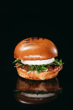 Ördek filetosuyla hamburger ve Hoisin soslu peynirli Camembert peyniri fırında Camembert peyniri, roka, konserve vişne.