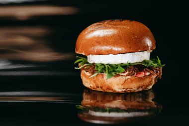 Ördek filetosuyla hamburger ve Hoisin soslu peynirli Camembert peyniri fırında Camembert peyniri, roka, konserve vişne.