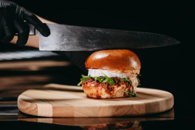 Ördek filetosuyla kesilmiş burger ve Hoisin sosuyla pişirilmiş peynirli peynirli kamembert peyniri fırında kamembert peyniri, roka, konserve vişne.