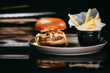 Pastırmalı, patatesli, pirzolalı, kızarmış domuz pastırmalı, Mozzarella peynirli, turşu turşulu, çedar peynirli burger.