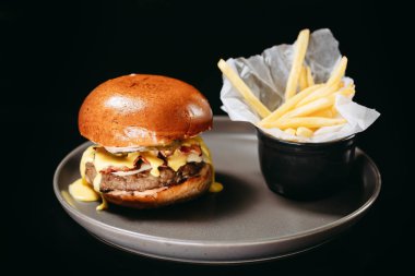 Pastırmalı, patatesli, biftekli, kıtır pastırmalı, Mozzarella peynirli, turşulu, peynirli, çedar peynirli burger.