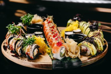Suşi ve siyah ejderha ile ejderha seti, yeşil ejderha, turuncu ejderha, karidesli maki, avokado ile maki