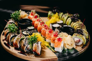 Dragon set sushi ve siyah ejderha, yeşil ejderha, turuncu ejderha, karidesli maki, avokadolu maki