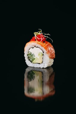 Somon ve havyarlı Philadelphia dürümü, mikro yeşillikle süslenmiş.