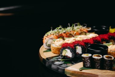 Philadelphia 'lı Unagi suşi seti, somonlu California Black, karidesli çıtır börek, avokadolu maki.