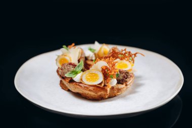 Et ve bıldırcın yumurtalarıyla bezenmiş naneli ve kızarmış