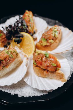 Soğuk balık aperatifi somon ve kabuklu avokado tartar.