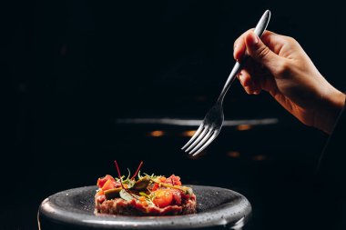 Etli tartar aperatifi. Bu aperatifin tadına halk bakacak.