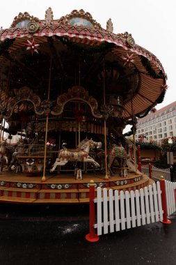 Noel pazarının atlıkarıncasını.