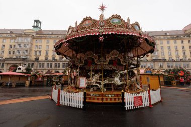 Eski kasabada Noel Atlıkarıncası