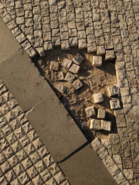 Prag, Çek Cumhuriyeti - 2 Mayıs 2024: Prag 8 Florenc bölgesinde kaldırım taşları. Yüksek kalite fotoğraf