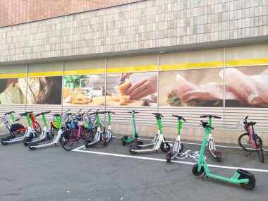 Prag, Çek Cumhuriyeti - 2 Mayıs 2024: Mobiletler Prag 8, Florenc 'e park edildi. Yüksek kalite fotoğraf