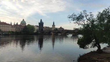 Charles Köprüsü 'nün ve Vltava Nehri' nin gündoğumu manzarası, Old Town bölgesi. Yüksek kalite 4k görüntü