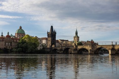 Prag 'daki Charles Köprüsü ve Vltava Nehri' nin gündoğumu manzarası. Yüksek kalite fotoğraf