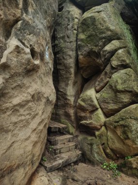 Dar, kayalık bir patika uçurumdaki boşluğa çıkıyor..