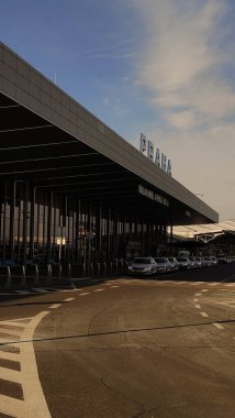 Ön planda arabalar olan bir terminal binası..