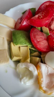 Renkli salata ve taze malzemeler sanatsal olarak dizilmiş..