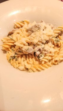 İtalyan mutfağında peynirle servis edilen sarmal makarna..