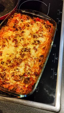 Pişirdikten sonra tezgahta taze bir lazanya serinleticisi..