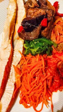 Tabakta servis edilen çeşitli geleneksel yemekler..