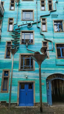 Dresden, Almanya - 7 Ekim 2023: Büyüleyici bina canlı mavi sanat ve oyuncu drenaj tasarımları içermektedir. Dikey mobil fotoğraf. Sstkdikey. Yüksek kalite fotoğraf