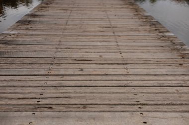 Yıpranmış tahtalar dingin suyun üzerine uzanıyor..