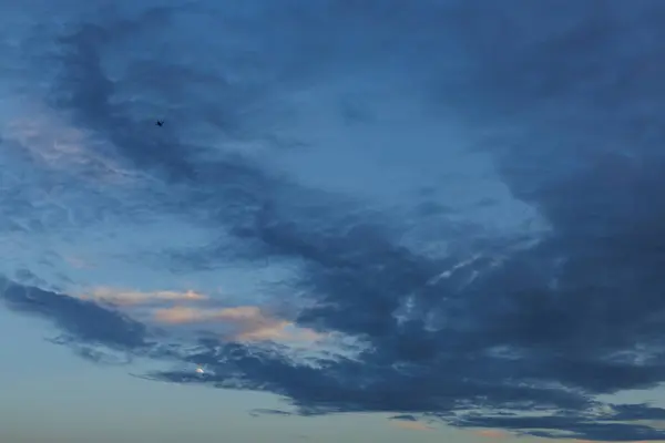 Akşam karanlığından önce gökyüzünde renkli bulutlar.