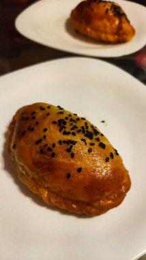 Temiz bir tabakta siyah tohumlarla kaplı lezzetli lapa lapası..