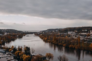 Sonbahar renkleri sakin bir nehri yansıtır.