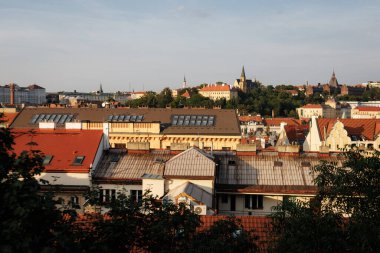 Prag, Çek Cumhuriyeti - 12 Eylül 2023: Vysehrad Çatı ve kuleleri gün batımında aydınlatıldı.