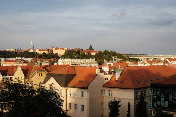 Prag, Çek Cumhuriyeti - 12 Eylül 2023: Vysehrad Çatıları gün batımında şehir manzarasına tepeden bakıyor.