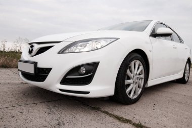 Prag, Çek Cumhuriyeti - 20 Temmuz 2021: Beton zemine park etmiş alaşımlı tekerlekleri olan beyaz Mazda 6 gh Modern sedan araba