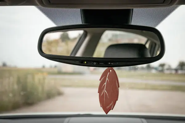 Prag, Çek Cumhuriyeti - 20 Temmuz 2021: Beyaz Mazda 6 gh Brown, yaprak şekilli araba spreyi bir arabanın içindeki dikiz aynasında asılı duruyor
