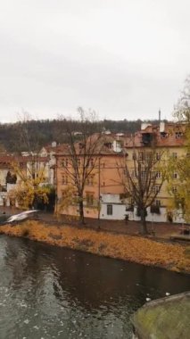 Çek Cumhuriyeti Prag 'da bir nehir manzarası.