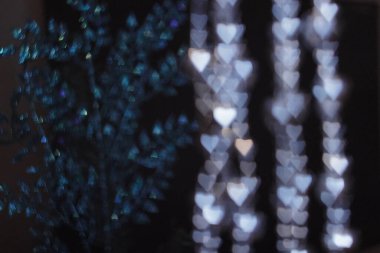 Violet Noel 'in kalpleri karanlık arka planda ışıldıyor. Yeni yıl 2025. Yüksek kalite fotoğraf