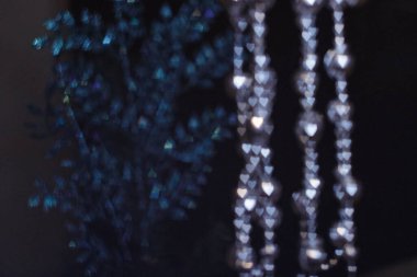 Violet Noel 'in kalpleri karanlık arka planda ışıldıyor. Yeni yıl 2025. Yüksek kalite fotoğraf