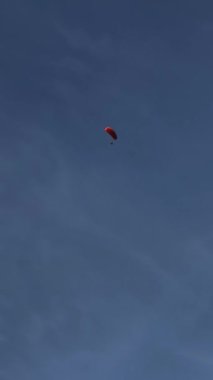 Paraglider Kasım ayında Fransa 'nın Chamonix kentindeki Fransız Alplerinin çarpıcı manzarasının tadını çıkarıyor.