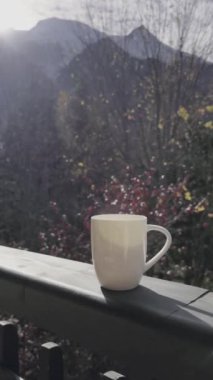 Güneş ışığı, Kasım 'da Chamonix Dağları' nın arka planında bir kahve fincanını aydınlatır..