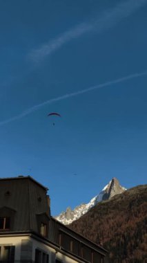 Paraglider Chamonix, Fransa 'da güneşli bir günün keyfini çıkarırken arka planda mont Blanc Massif var. Chamonix, Fransa Kasım 'da