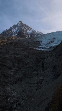 Kamera soldan sağa dönüyor. Mont Blanc 'ın ve Aiguille du Midi' nin etrafındaki manzaranın nefes kesici manzarasını gösteriyor. Chamonix, Fransa Kasım 'da