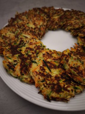 Beyaz bir tabakta taze pişmiş kabak ve havuçlu gözleme, iştah açıcı bir sunum oluşturur.