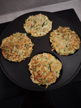 Kabak ve havuçtan yapılmış dört lezzetli gözleme siyah bir tavada pişiriliyor ve sağlıklı ve lezzetli bir yemek sunuyorlar.