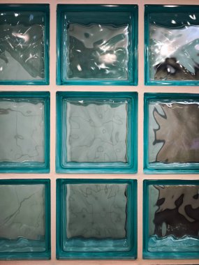 Gök mavisi renkli cam tuğlaların yakın görüntüsü dekoratif ve şeffaf bir bölme oluşturur