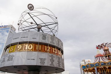 Berlin, Almanya - 15 Aralık 2019: Dünya saati dünya şehirlerinin zaman dilimlerini Noel atlıkarıncalarıyla gösteriyor