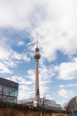 Berlin, Almanya - 15 Aralık 2019: TV kulesi şenlikli Noel sezonunda bulutlu bir gökyüzüne karşı ayakta duruyor