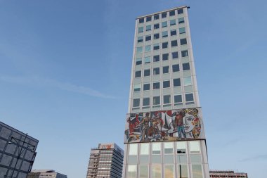 Berlin, Almanya - 15 Aralık 2019: Şenlikli Noel sezonunda modern bina canlı duvar resimleri sergileniyor